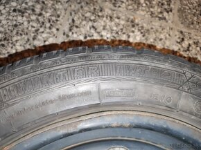 Zimné pneumatiky 205/55 R16 na plech. diskoch + VW puklice - 4