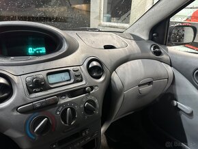 Toyota Yaris 1.0 VVTI - 4