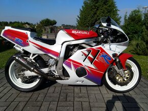 Suzuki GSX-R 400 - 4