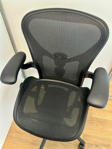 Zdravé sedenie - Herman Miller Aeron B - Black Edition - 4