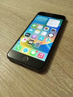 iPhone 8 / 256GB čierny Super stav - 4