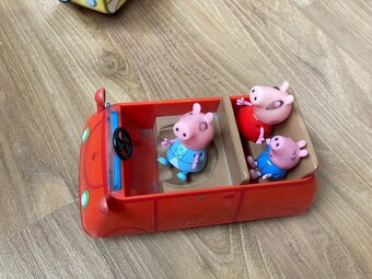 Peppa Pig malý karavan+červené auto+kamaráti Peppa Pig - 4