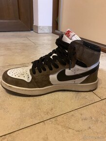 Jordan 1 x Travis Scott - 4