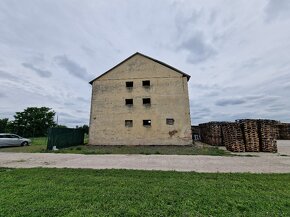 Pozemok s budovou v centre logistického parku v Seredi - 4