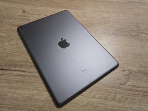 Ipad 9 64gb ma len bezne znamky pouzivania ale ziadne praskl - 4