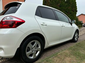 Predám toyotu auris 1,8 cvt hybrid - 4