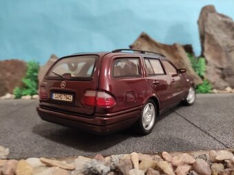 prodám model 1:18 mercedes benz E class E420 - 4