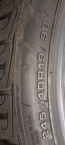 Predám 1ks skoro nová zimná 245/40r19-97V Good Year - 4