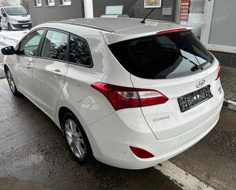 Hyundai i30 CW combi 1.6i CRDi 16V Comfort A/T - 4