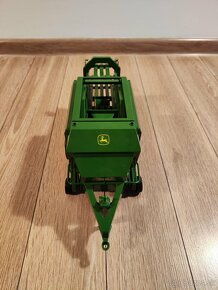 Bruder John Deere lis na slamu - 4