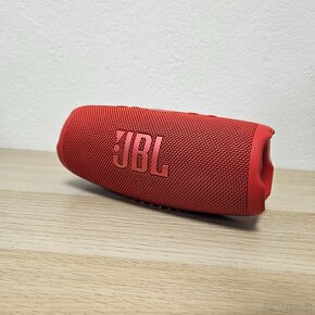 ✔️ JBL Charge 5 - červený, výborný stav, batéria ako nová - 4