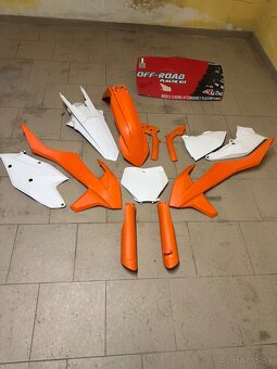 Plasty ktm dve sady. - 4