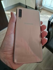 Predám Samsung Galaxy A7 (2018) Gold, dual SIM - 4