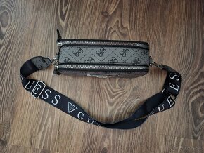 Guess kabelka crossbody sivá - 4