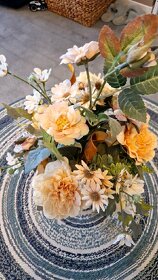Váza s naaranžovanými umelými kvetmi - 4