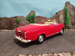 prodám model 1:18 peugeot 403 cabrioet 1957 - 4