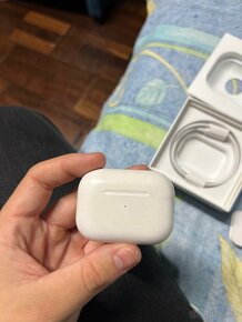 AirPods Pro 2 lightning port - 4