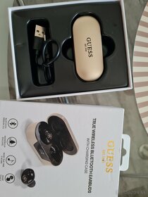 Guess true wireless bluetooth earbuds s nabíjacou stanicou - 4