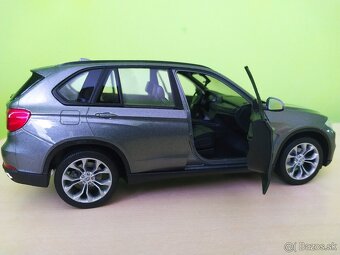 Predám tento Kovový model. BMW X5 strieborná farba v mierke - 4