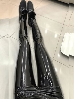 KRASNE LESKLÉ LEGINY…IMITÁCIA LATEXU…v.40-42…NOVE - 4