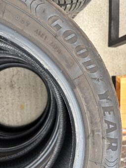 205/55 R17 Goodyear Efficient grip performance DOT 15/22 - 4