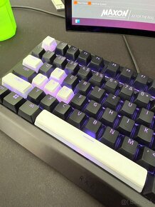 Razer BlackWidow V4 75 %, top stav, náhradne KeyCaps - 4