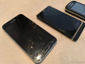 Staré mobily: Samsung a Sony - 4