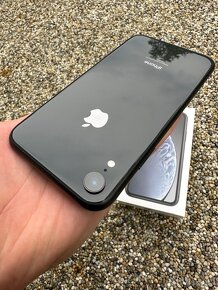 iPhone XR - baterie 100% - 4