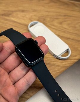 Apple Watch SE 2 (2024) 40mm Midnight - neaktivované - 4