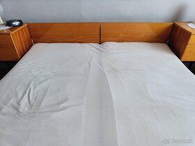 postele zo svetlého lesklého lakovaného dreva, cca 200x80 cm - 4