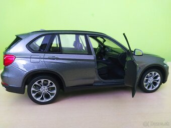 Predám tento Kovový model. BMW X5  čierna farba v mierke 1:2 - 4