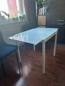 Biely rozkladací stôl IKEA so skleneným povrchom - 4