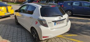 Toyota yaris 1.3 biela - 4