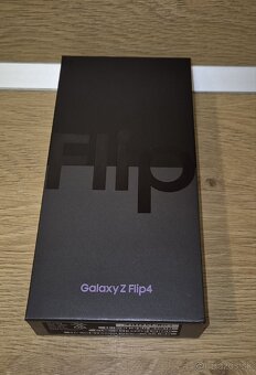 Predám Samsung Z Flip 4 128GB + príslušenstvo - 4