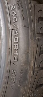 Predám 1ks ako nová zimná 245/40r19-98V Good Year - 4