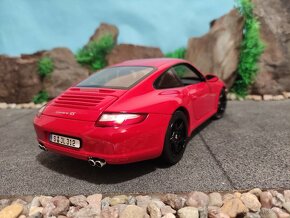 Prodám model 1:18 Porsche 911 Carrera 4s - 4