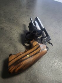 Revolver Smith and Wesson, Model 36 - 4