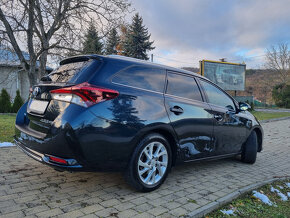 Toyota Auris hybrid - 4