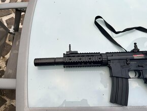 Airsoftová zbraň M4 RIS CQB s tlmičom - čierna (EC-607) - 4