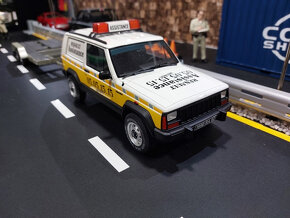 Model 1:18 Jeep Cherokee + prepravník + VW new Beetle - 4