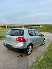 Volkswagen Golf 5 Comfort = 1.6 FSI, 85kW, Benzin = - 4