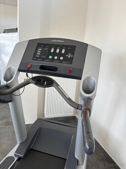 Life Fitness 95Ti - profi běžecký pás - 4