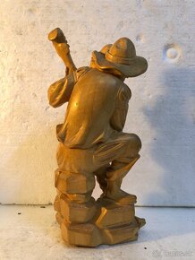 Stará krásna drevená socha muž s mandolínou - 4