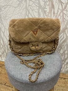 Crossbody hneda kabelka guess - 4