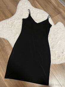 Čierne krátke obtiahnuté šaty s kamienkovými ramienkami - 4