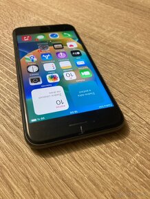 iPhone 8 / 128GB Cierny Super stav - 4