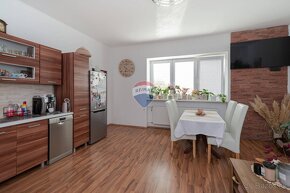 PREDAJ - LEPŠIA CENA - 3 izbový byt (80m2), 2x garáž, 2x par - 4