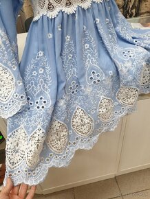 Šaty S krásne modre čipkové detaily - 4