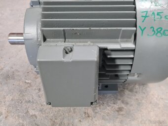 Predám nízkootáčkový el.motor 3kW 715ot hriadeľ 38mm - 4