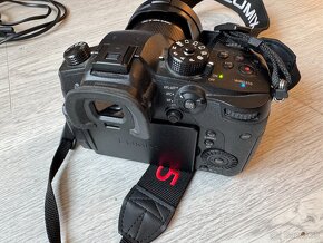 Panasonic LUMIX GH5 s príslušenstvom - 4